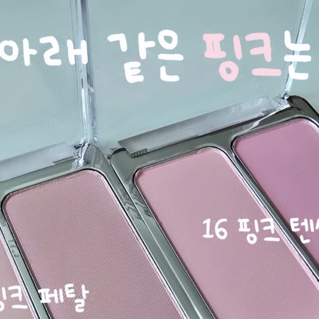 밀키트 밥상 on Instagram: "#광고
2aN(투에이엔) 🩷올리브영에서 구매 가능🩷

📌듀얼치크 06 핑크 페탈
두개 모두 초미세 펄이 들어가있는 듀얼치크
맑은 핑크빛과 차분한 핑크의 만남
은은한 펄로 볼륨감이 표현됩니다.

📌듀얼치크 16 핑크 텐션
여쿨 추천
핑크빛 가득한 듀얼치크로 아이돌 블러셔 따라해보기💕
미세 블러파우더로 피부에 밀착력이 강하고
뽀용하게 표현됩니다.

📌롱 웨어링 파운데이션 미니 21호 아이보리
자연스러운 스킨톤입니다.
21호~ 밝은 22호 뉴트럴톤 추천해요.
저도 자연스럽게 화장할땐 21호 아이보리를 써요.

📌롱 웨어링 파운데이션 미니 20호 복숭아
살짝 핑크톤인 복숭아처럼 뽀얀 피부표현이 가능합니다.

손으로 발라도 얇고 균일하게 표현됩니다.
세미매트 파운데이션입니다.
15ml 작은 사이즈로 한손에 쏙 들어가요!
미니 사이즈이지만 미백+주름개선+자외선 차단 3종 
기능성까지 있어요.

📌퓨어 글래시 하이라이터 ND01 쉘
원픽인 쉘은 가장 자연스럽게 광이 표현됩니다.
은은한 펄로 베이지빛이 나서 웜톤에게 딱 알맞아요.
코끝이랑 애교살에 포인트주면 정말 예뻐요🧡
지속력이도 좋아서 오후에도 광이 납니다.

📌퓨어 글래시 하이라이터 ND02 클리어
자연스러운 핑크빛으로 블러셔 위에 살짝 올려주면
2배로 예뻐보여요🩷
손으로 발라도 표현이 잘 됩니다!

📌컬러 플레이 듀얼 라이너 04 로지캔디
쿨톤 투천!
3mm 음영라이너로 살짝 음영 넣어주고
로즈빛 핑크로 애교살이 포인트가 될수있어요.
로지캔디 음영라이너는 코랄브라운색 입니다!

📌컬러 플레이 듀얼 라이너 01 허니피치
웜톤 추천!
5mm 펄라이너로 애교살에 쓱 그려주면 끝!
은은하게 펄이 표현되서 애교살이 자연스럽게 보입니다.
소프트 브라운 라이너로 애교살 음영 넣어주면 더 예뻐요.

📌글레이즈 바운싱 틴트 4호 피치슈
봄라이트 추천
1콧만 발라도 이쁜 피치슈💕

#올영픽#올리브영추천템#올영필수템#러브버블컬렉션#롱웨어링파운데이션미니#컬러플레이듀얼라이너"