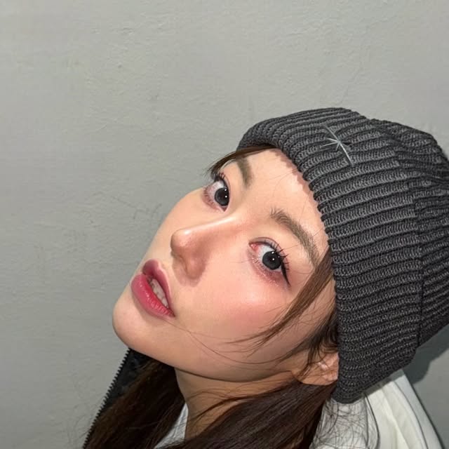 최유빈•freelancer model on Instagram: "어비험즈🩷 요로코롬 기염뽀짝 가방본사람🤍 도라에몽처럼 이것저것 다들어가눈 수납 공간도 갓벽한 어비험즈🖤 방수또한 되는 패딩재질이라 휘