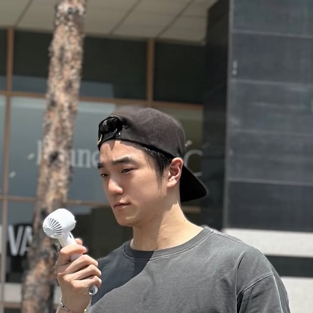 최인훈 _IN:PT대표 / 광화문pt / 경복궁pt on Instagram: "가벼운 손선풍기 하나 들고 휴일 즐기기 
급여름 날씨가 돼버렸습니다 ..!!

여름 준비물 선풍기 말고 또 뭐겠습니까?
몸  아니겠습니까?? 🫢

여름준비!!
몸 만들기 !!!
광화문 IN:PT 로 오세요!
야무지게 다이어트 시켜 드리겠습니다 😃

#광고 #무신사 #와일드락 #피그먼트반팔 #피그먼트 #반팔티셔츠 #여름반팔티추천 #피그먼트반팔티
#SMIRIA넥풍기，#SMIRIA，#넥풍기，#넥밴드선풍기，#목걸이선풍기，#선풍기，#선풍기추천，#휴대용선풍기，#충전식선풍기"
