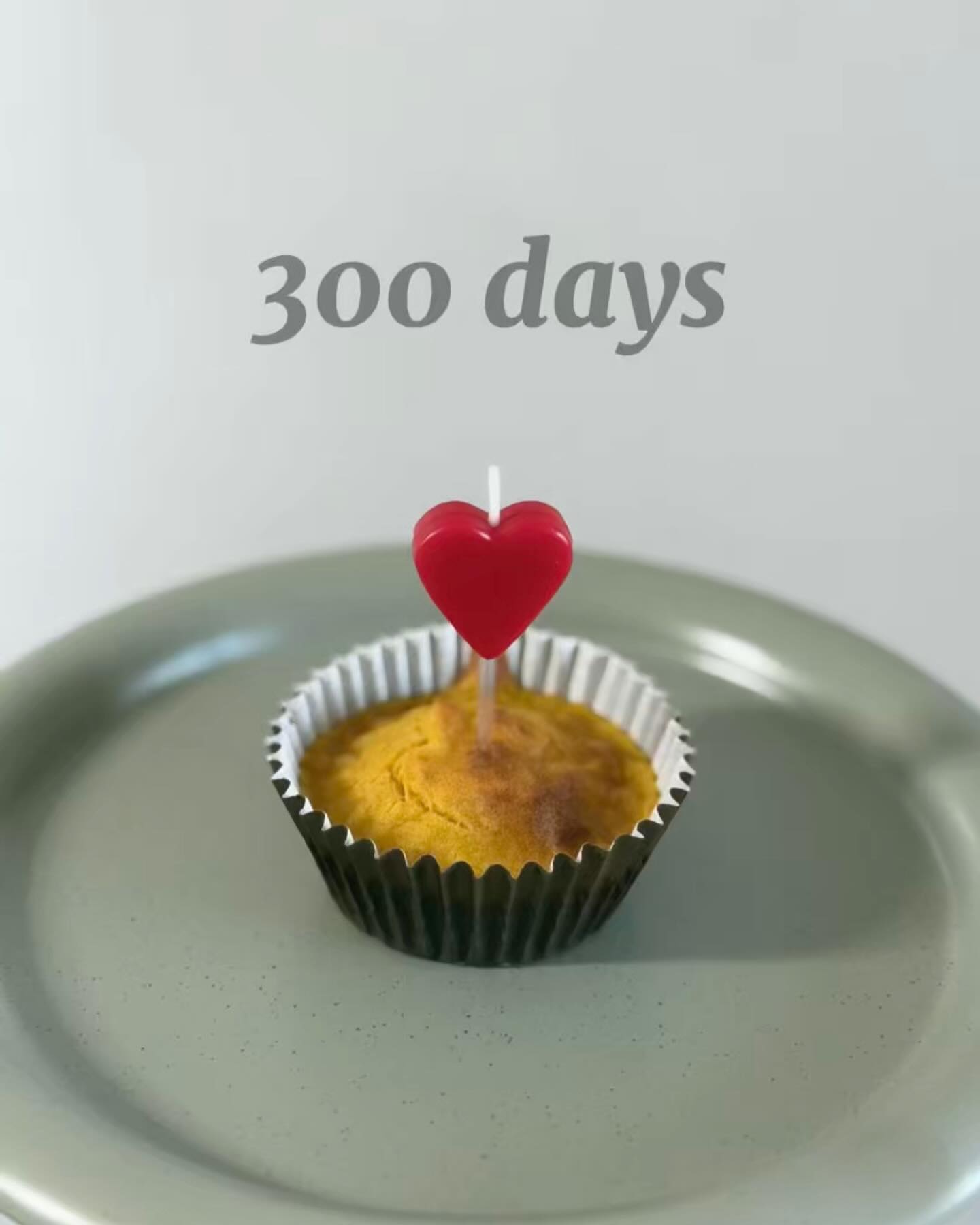 25년 01월 01일 수요일. 

새해 첫 날, 유주니 300일을 맞이했어요 ♥

특별한 날 조금은 더 특별하게 
할미 할비가 직접 키우신 단호박, 당근 .ᐟ 아빵이의 사랑 듬뿍 .ᐟ 으로
엄마표 수제머핀으로 축하해줬어요 ◡̈⋆*

너무 잘먹어줘서 얼마나 예쁘던지요 👶🏻🫧🤍

#300일축하해 #수제간식 #자기주도식 #엄마표간식 #300days