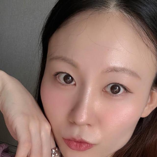 쏠 𝒘𝒐𝒓𝒍𝒅🌍 on Instagram: "#광고
8월 올영픽 추천템으로 투에이엔 💗러브 버블 컬렉션💗 
핑크계열의 뽀용하고 사랑스러운 색조들이 돋보이는 컬렉션으로 더 러블리하게🥰

📌 글레이즈 바운싱 틴트
투명하고 맑은 컬러로 글로시한 광택감이 너무 예뿨~
끈적임도 없숴~ 걍 내스퇄이야!!!

📌배러 미 아이 팔레트
소프트한 무드의 색상들로 웜쿨 안가리고 사용 쌉가능! 

📌 듀얼 치크
듀얼 치크는 한번에 색이 강하게 올라오지않아 평소에도 애용하는 제품인데, 역시나 소프트하게 발색되어 조하~ (똥손인 사람도 사용 가능)

📌퓨어 글래시 하이라이터
하얗고 은은히 빛나는 하이라이터로 제형이 가루가 아니라 날림없어 GOOD!

📌듀얼라이너
애굣살과 음영을 한번에 챙길 수 있어 편하고, 발림성이 걱정 됐는데 자극 걱정 왜했니?,,

📌롱 웨어링 파운데이션
작고 귀여운 사이즈로 가지고 다니기 편하고, 얇고 가벼운 발림성으로 답답함 없이 사용 가능하고 촉촉하기까지! (작은 사이즈라서,, 평소에 안하던 아주 밝은 컬러 용기내서 택해봄>,<작은 것의 묘.미)

-투에이엔으로 러블리 메이크업 끝-

#올영픽 #올리브영추천템 #올영필수템 #러브버블컬렉션 #롱웨어링파운데이션미니 #컬러플레이듀얼라이너"