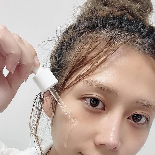 뷰티아인 on Instagram: "#협찬

루미실 실리프팅 앰플!!!

피부에 녹아드는 금실이 포인트인 앰플이에요!!
피부가 끈적이지않고 쫀쫀하게 마무리가되고 
가벼운 제형에  흡수도 빠르며  예민힌 피부에도 자극없이 사용할수 있는 앰플이에요 ㅎㅎ😆

#광고#루미실#루미실앰플#실리프팅앰플#가이드라인참고"