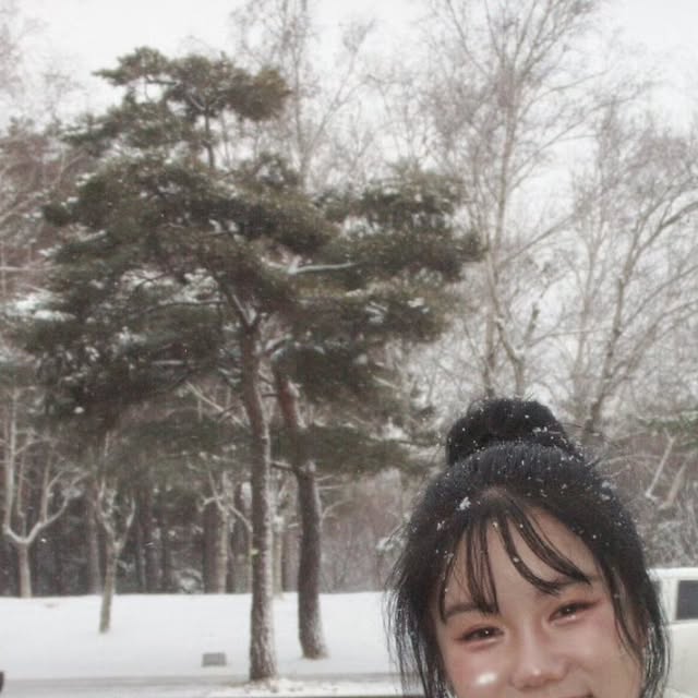 Jisoo on Instagram: "#광고 빈티지디카에도 날림 없는 내 색조🩷 블루밍 가든이지만 눈오는날 찍혀도 색감 예쁘조? 요즘 모든 아이메이크업, 치크, 하이라이터는 투에이앤의 선물로 가득하답니