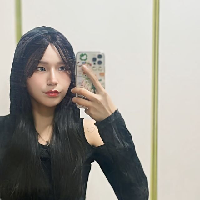 나윤 on Instagram: "#광고 에어크림의 후디 오프숄더 크롭티 힙하구 편하다아 -! 😘 . . . . . #후드티#오프숄더#가을옷#핫걸#에어크림"