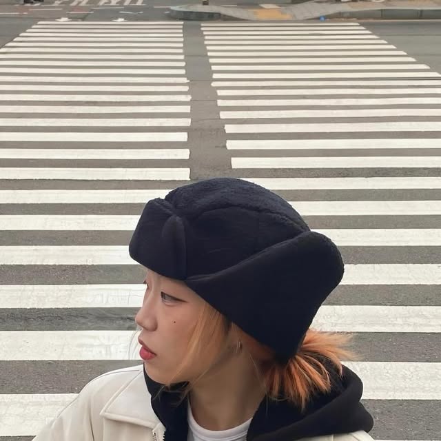 LISO / 이소연 on Instagram: "#광고 #STANDARDERROR 봉천 북극곰 덩장 🐻‍❄️ 오버핏으로 겨울은 껴입기 스킬 짠 보여주고 , 보들한 터치감으로 봄 가을도 밀고나가보시라구여^_* #스탠다드에러 #STA