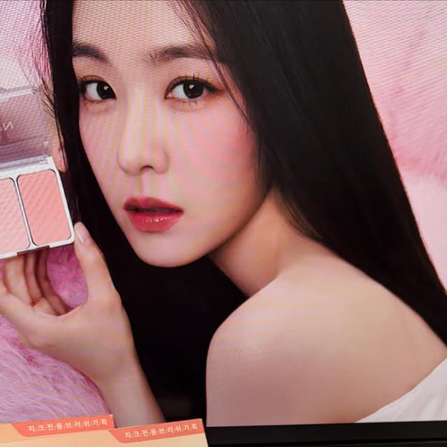 탐방대 밍구 on Instagram: "#광고 
💖색조맛집 투에이엔 블루밍가든 !💖
곧 필 벚꽃,, 미리 내 얼굴에..!!🌸

색조맛집 투에이엔의 블러셔, 아이섀도우, 하이라이터를 사용해봤어요.
원래도 올영세일하면 바로 투에이엔으로 달려가 데일리로, 포인트로 사용하기 좋은 색조화장품을 꼭 구매하는데,
이번 올리브영 세일에 섀도우, 하이라이터, 블러셔 빠짐없이 세일하고, 심지어 기획상품 브러쉬 증정까지 !! 이건 진짜 못참지!
역시 색조는 투에이엔 !

✔️투에이엔 블러셔
누가 내 얼굴에 꽃 피웠어•••?🌸
듀얼치크로 블러셔 하나로 베이스에 포인트 컬러까지 !
02 러브로지
09 하트벌룬
10 러브포션
14 러브큐피드

센스넘치는 투에이엔이라 기획형으로 브러쉬까지 !!
품절되기 전에 달려가자구요~

✔️투에이엔 아이섀도우

페미닌무드 쿨베이지 05 디어미❄️
쿨톤에게도 눈 부음없이 사용하기 좋은 베이지컬러의 데일리템 팔레트 !

✔️얼굴에 조명을 뙇 ! 투에이엔 하이라이터
PK02 핑크벨
이번 봄 뽀용 화장에 빠지면 안되는 핑크펄 하이라이터
일상에서 사용하기에 부담0, 얼굴에 빛을 뙇💡

ND02 클리어
진주펄 차르르~ 데일리로 사용하기 좋은 하이라이터 강추 !!🐚

봄 데이트 가기 전에 내 얼굴에 봄이 먼저잖아~~
색조맛집 투에이엔의 하이라이터, 섀도우, 블러셔 사용하고, 봄놀이, 벚꽃데이트 가보자~~

#색조맛집 #올영세일 #투에이엔 #투에이엔아이섀도우 #섀도우팔레트 #하이라이터 #블러셔 #스테디 #러버블#드리밍 #디어미 #로라빔 #클리어 #베리밀크 #과즙메이크업 #데일리메이크업 #데일리색조 #눈부음 #쿨톤메이크업 #쿨톤화장품 #쿨톤섀도우 #투에이엔 #블루밍가든 #올영추천 #봄웜 #봄웜라 #듀얼치크 #하이라이터 #2aN"