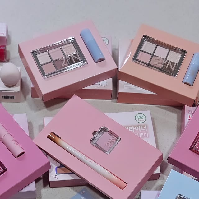 김혜인 on Instagram: "#광고 
💌 8월 #올영픽 추천템, 투에이엔 러브 버블 컬렉션 💌

이번에 올리브영에서 만난 투에이엔 8월 신상들이 정말 알차서 소개해드려요✨
이번 신제품은 바로 👉 러브 버블 컬렉션(6종), 롱 웨어링 파운데이션(4종), 컬러플레이 듀얼라이너(5종) 💕

저는 다양한 제품을 직접 만나봤는데요, 사용해본 후기 들려드릴게요🙌

✔️ 롱 웨어링 파운데이션 21호
얇게 밀착되면서 무너짐이 적고, 하루 종일 깔끔한 피부 표현이 가능해요. 
데일리 파운데이션으로 딱!

✔️ 듀얼치크 16 핑크텐션
투톤 컬러로 원하는 무드를 자유롭게 연출할 수 있는 치크. 
맑고 생기 있는 핑크빛이 얼굴을 화사하게 밝혀줘요👍

✔️ 컬러플레이 듀얼라이너 04 로지캔디
한쪽은 섀도우, 한쪽은 아이라이너로 활용할 수 있어 휴대성 최고! 
은은하면서도 포인트되는 로지빛이라 데일리로 활용하기 좋아요😄

✔️ 베러 미 아이 팔레트 2호 & 11호
은은한 음영부터 글리터 포인트까지 다채롭게 구성된 팔레트라서, 하나만 챙겨도 아이 메이크업 완성✨

✔️ 글레이즈 바운싱 틴트 (버블리 / 캔디츄 / 로즈문)
탱글하게 착 붙는 물광 틴트 제형이라 입술이 유리알처럼 반짝! 
여름 메이크업에 꼭 필요한 포인트예요.

✨ 이번 구매에서 받은 증정품도 센스있게 챙겨주셔서 너무 좋았어요!

✔️페어리 컬러링 아이 프라이머 미니 03 타로 / 01 애프리콧 티
✔️글레이즈 바운싱 틴트 미니 (11호 피치 에이드 / 03호 레이지)

미니라 휴대하기도 좋고, 여러 컬러를 다양하게 테스트할 수 있어 만족도 최고💖

✅️ 투에이엔 제품은 올리브영에서 직접 만나볼 수 있으니
이번 #올영픽 #올리브영추천템 놓치지 마세요!

#올영필수템 #러브버블컬렉션 #롱웨어링파운데이션미니 #컬러플레이듀얼라이너"