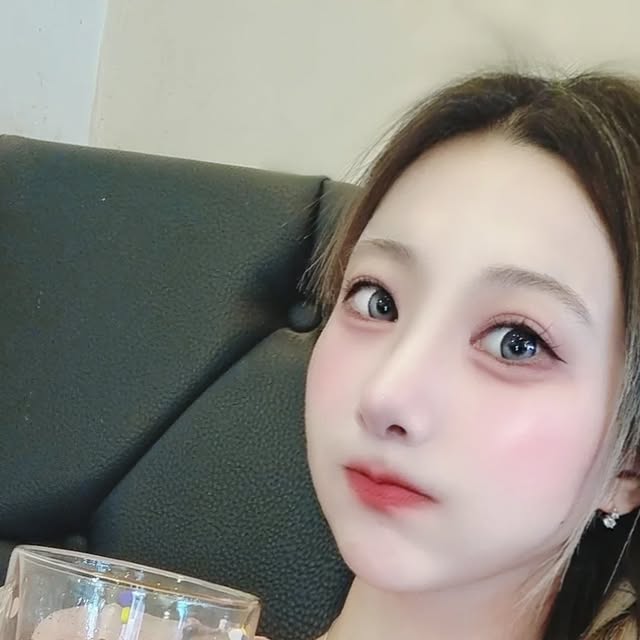 유리 🎀 𝕐𝕌𝕃 on Instagram: "#광고 #협찬 #더블월글라스 
짱귀여운 #홈카페잔 이에요! 더블 월 잔의 귀여운 하트 조각들을 보세오♡
내열 유리잔이라 차가운 것도 뜨거운 것도 모두 OK!
귀여운데 가볍고 튼튼하기까지 해🫶🏻

#내열유리잔 #이중유리잔 #홈카페용품"