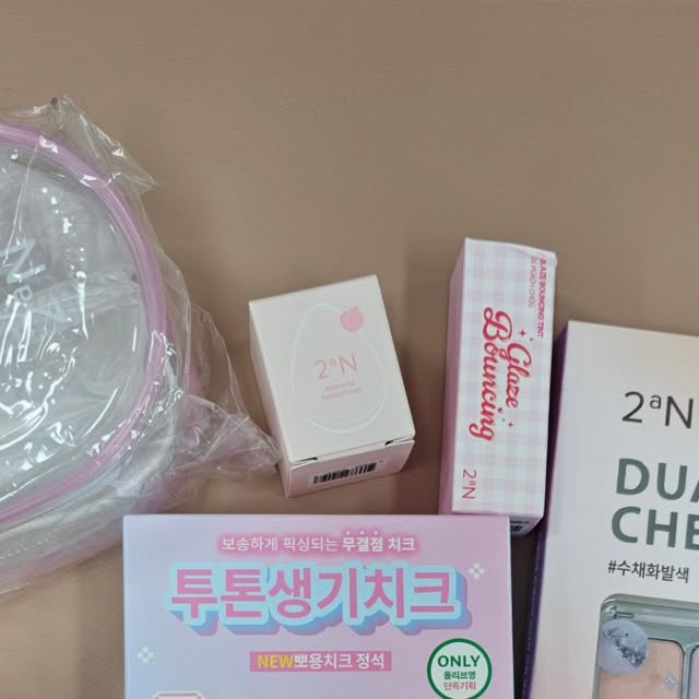 suji_choi on Instagram: "#협찬 8월 신상 2aN

8월 올영픽 신상 소식입니다😀

투에이엔 러브 버블 컬렉션 나왔다길래
탈탈 털어왔답니다😊

이번 컬렉션에는 한정판으로
미니틴트까지 담겨있어요

새로나온 애굣살 메이커
컬러플레이 듀얼라이너는
음영과 펄! 하나에 다 있고
스틱형이라 정말 편해요!

생기가득한 여름메이크업
투에이엔 러브버블 컬렉션 추천해요!

#올영픽#올리브영추천템#올영필수템#러브버블컬렉션#롱웨어링파운데이션미니#컬러플레이듀얼라이너 #투에이엔러브버블컬렉션"