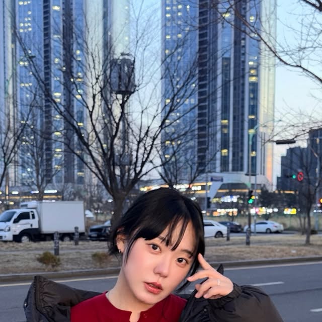 이구름 on Instagram: "#광고 봄이 오기 전 패딩 마지막탑승- 💨💨 _ 꾸안꾸로 툭 걸치기 좋은 패딩🖤 군더더기 없는 디자인이라 어떤 코디에도 자연스럽게 어울리고, 컬러감도 깔끔해서 데일