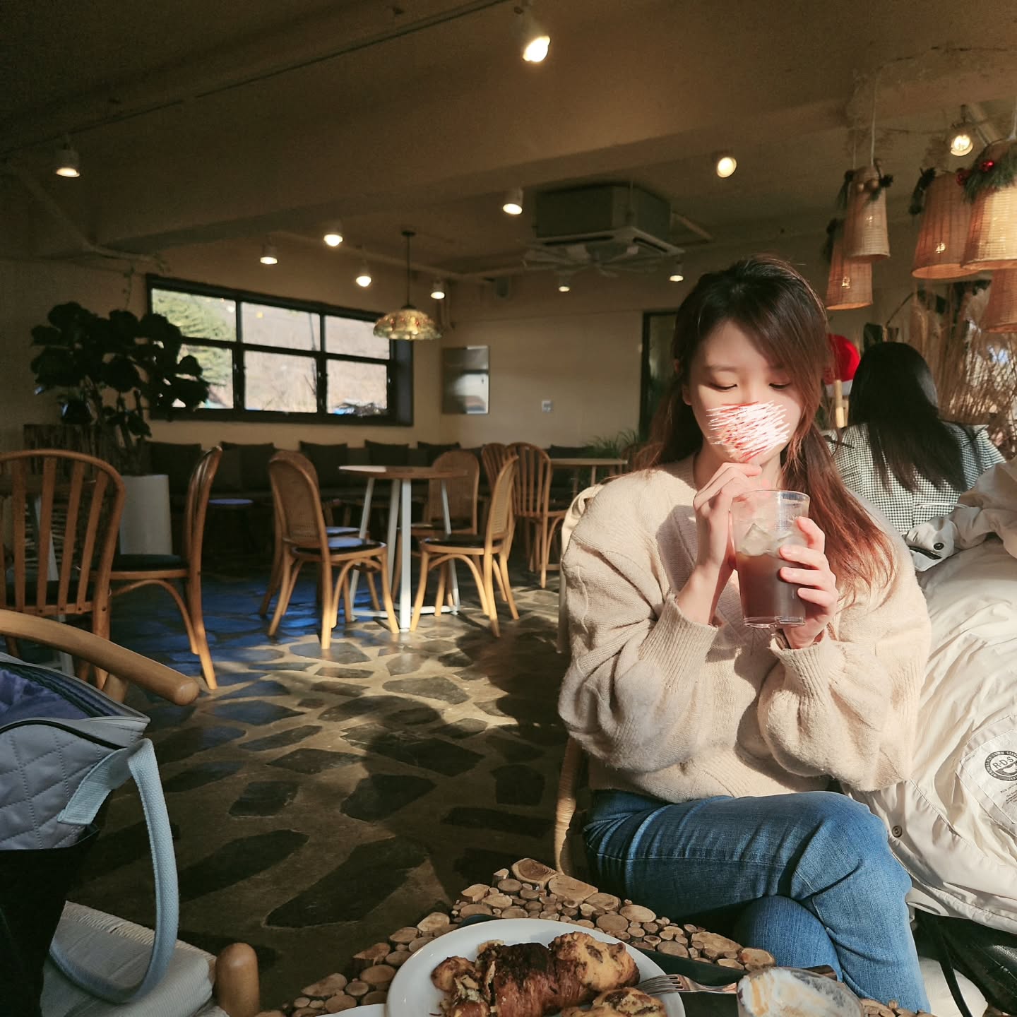 사진은 올리고 싶은데 화장도 안하고 머리도 대충 묶고 모자이크 필수 😅😅😅 그나저나 머리 왜 이렇게 빨리 자라는지 뿌염 언제하죠 ? 때되면 미용실 가시는분들 존경해요 🤧❤️