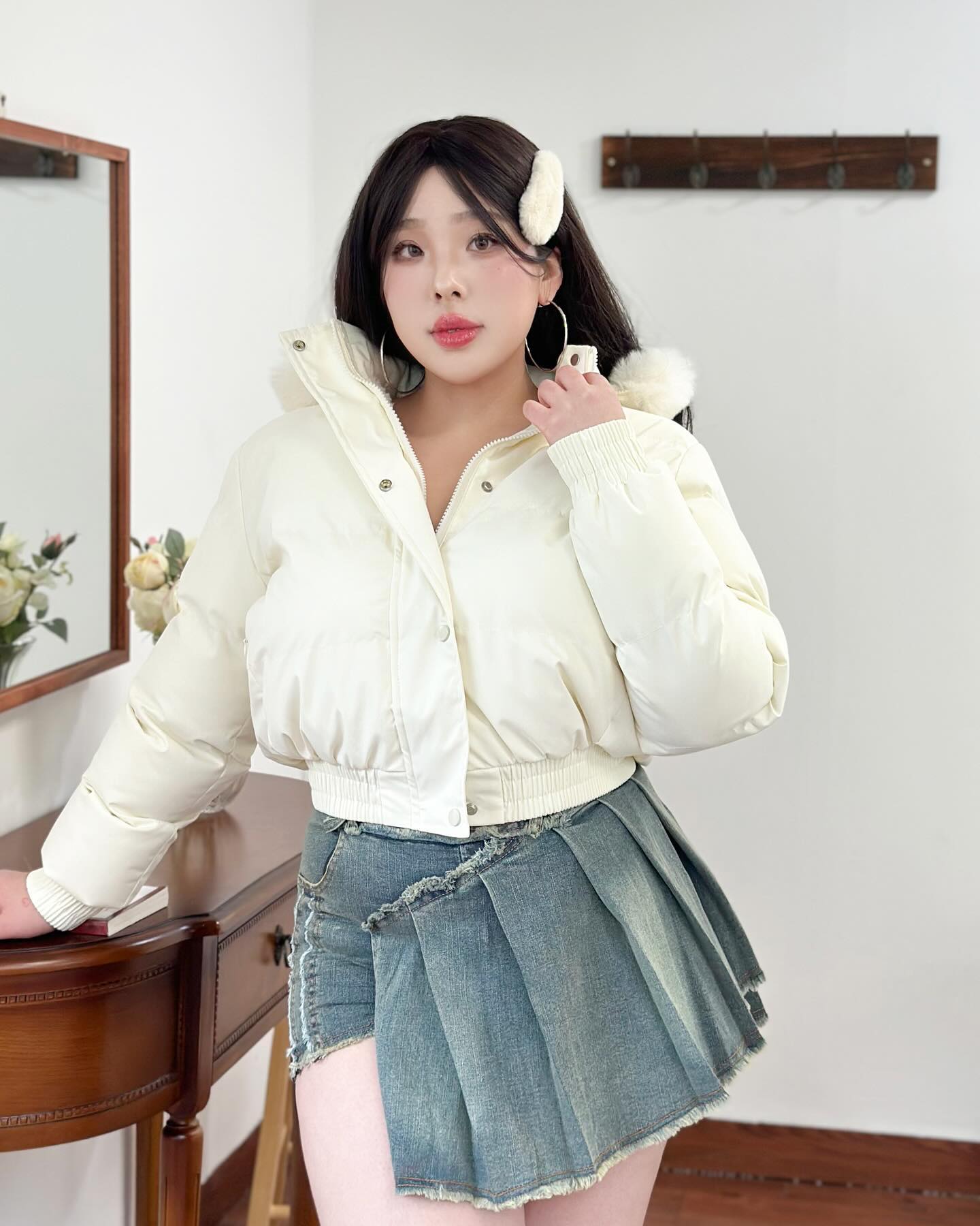 기획상품으로 야심차게 준비한 털안감 숏패딩〰️🖤
전체 따땃한 털안감과 몽글몽글한 퍼 후드로 퀄리티 좋게 나왔는데 3만원대로 준비했어요 ◡̈ 
한겨울에도 따뜻하게 착용가능한 아이템인만큼 고민은 배송을 늦출뿐…🖤