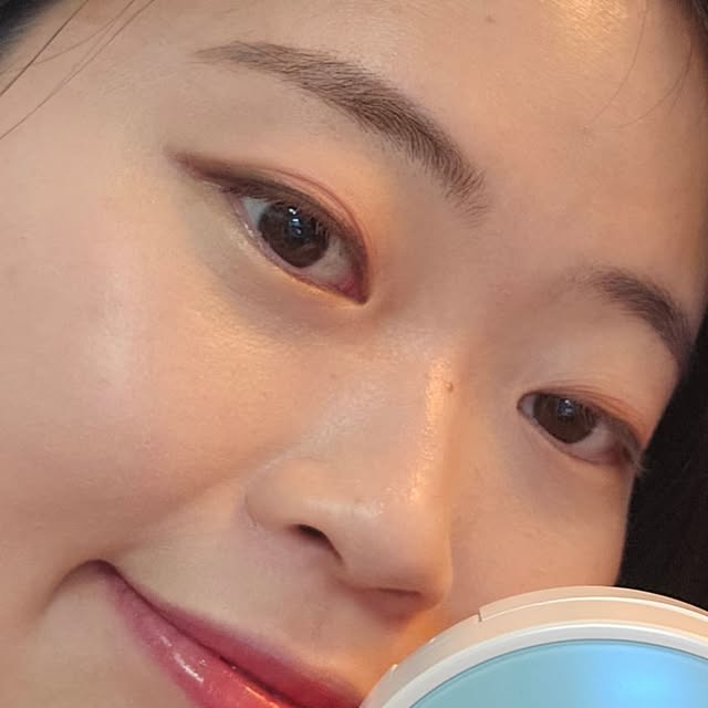 백신영 on Instagram: "#광고
✅️ 블랑디바 워터벨벳 쿠션
☑️ 19 포슬린

여름인데 답답한 쿠션은 싫으면서 커버력 있기를 바라는 나
이거 너무 이기적인 사람 아닌가🤔 했지만 그걸 채워주는 쿠션?
바아로 여기 있지 블랑디바 워터벨벳 쿠션!

올영에서 쓱 지나다가 봤는데 귀여운 하늘색 패키지가 너무 귀여워서🥰
맘에 들었는데 톡톡 두들기다가 싸악 사라지는 모공에 더 놀람😲

여름엔 너로 정했다,,,

#블랑디바#BLANCDIVA#여름쿠션#올리브영쿠션#올영추천#여름쿠션#커버쿠션#밀착력좋은쿠션#무너지지않는쿠션#커버력좋은쿠션#워터벨벳쿠션#보송매트쿠션#보송쿠션#세미매트쿠션"