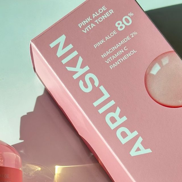 밍🫧 on Instagram: "#광고[에이프릴스킨]에이프릴스킨 핑크알로에 비타토너&모찌 스킨팩 화장솜🌸

매일같이 사용하는 토너와 화장솜,이제 에이프릴스킨의 핑크 
알로에 비타토너 와 모찌 스킨팩 화장솜으로 피부 진정과 미백 
효과를 동시에  잡을 수 있어요✨

✔ 핑크 알로에 비타토너
- 핑크 알로에가 80% 함유되어 피지, 요철, 잡티 흔적까지 진정시켜주는 초강력 토너!
- 피부 속부터 겉까지 차근차근 진정시켜주는 8겹 레이어링 효과
- 손에 닿지 않고 바로 유효성분을 흡수시키는 뾰족캡으로 사용이 간편하고, 끈적임 없이 촉촉한 사용감으로 피부를 부드럽게 
케어해요!
- 민감성 피부에도 안심하고 사용 가능한 약산성 저자극 토너!

✔ 모찌 스킨팩 화장솜
- 텐셀 원단으로 수분 유지력이 뛰어나 오랫동안 촉촉함을 
유지하는 화장솜!
- 원하는 만큼 늘려서 얼굴에 맞게 커스터마이즈할 수 있고,밀착력이 뛰어나 내용물이 흡수되면서 피부 속 깊숙이 케어가 가능해요.
- 여드름성 피부도 걱정 없이 사용할 수 있는 저자극 화장솜!

지금 핑크 알로에 비타토너 구매 시, 모찌 스킨팩 화장솜을 증정해 드려요! 공식몰에서 바로 구매 가능하니, 놓치지 마세요! 💕 
https://aprilskin.com/product/detail.html?product_no=1316

@aprilskin_korea#저자극토너#진정토너#데일리토너#토너추천#에이프릴스킨#핑크알로에비타토너#스킨팩#토너팩#모찌스킨팩화장솜#미백토너#미백케어#톤업토너#트러블"