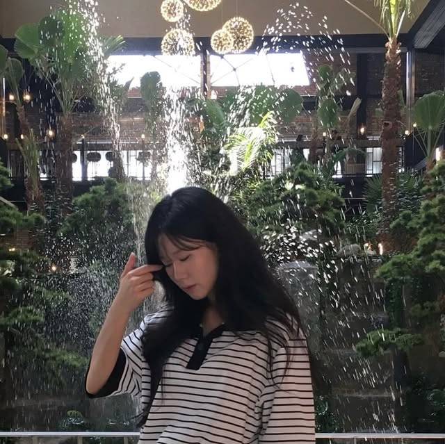 명희 on Instagram: "#광고 나 요즘 스트라이프에 빠진걸지도❔
.
.
.
#무신사 #체이스컬트 #반팔티 #카라티셔츠 #여자반팔티 #스트라이프티셔츠 #핀터룩 #핀터레스트코디 #미니멀룩 #캐주얼코디 #로퍼코디 #오오티디셀피 #오오티디룩 #가디건레이어드 #패션소통"