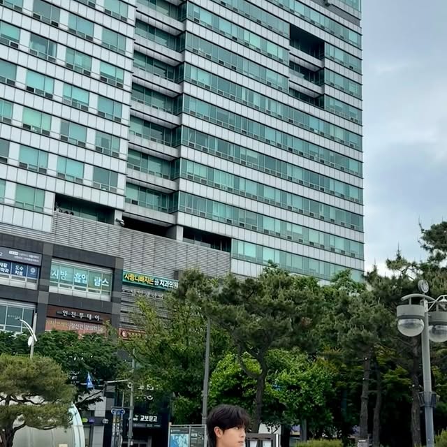 @kim_____guru on Instagram: "이번 주말은 여유롭다.🙏

@standarderror_official @standarderror_crew 
#광고#스탠다드에러#데님팬츠#빈티지팬츠#남여공용팬츠#데님#팬츠#바지#워싱팬츠#와이드팬츠#데일리룩#코디추천#standarderror#denim#pants#버뮤다팬츠#버뮤다#반바지"