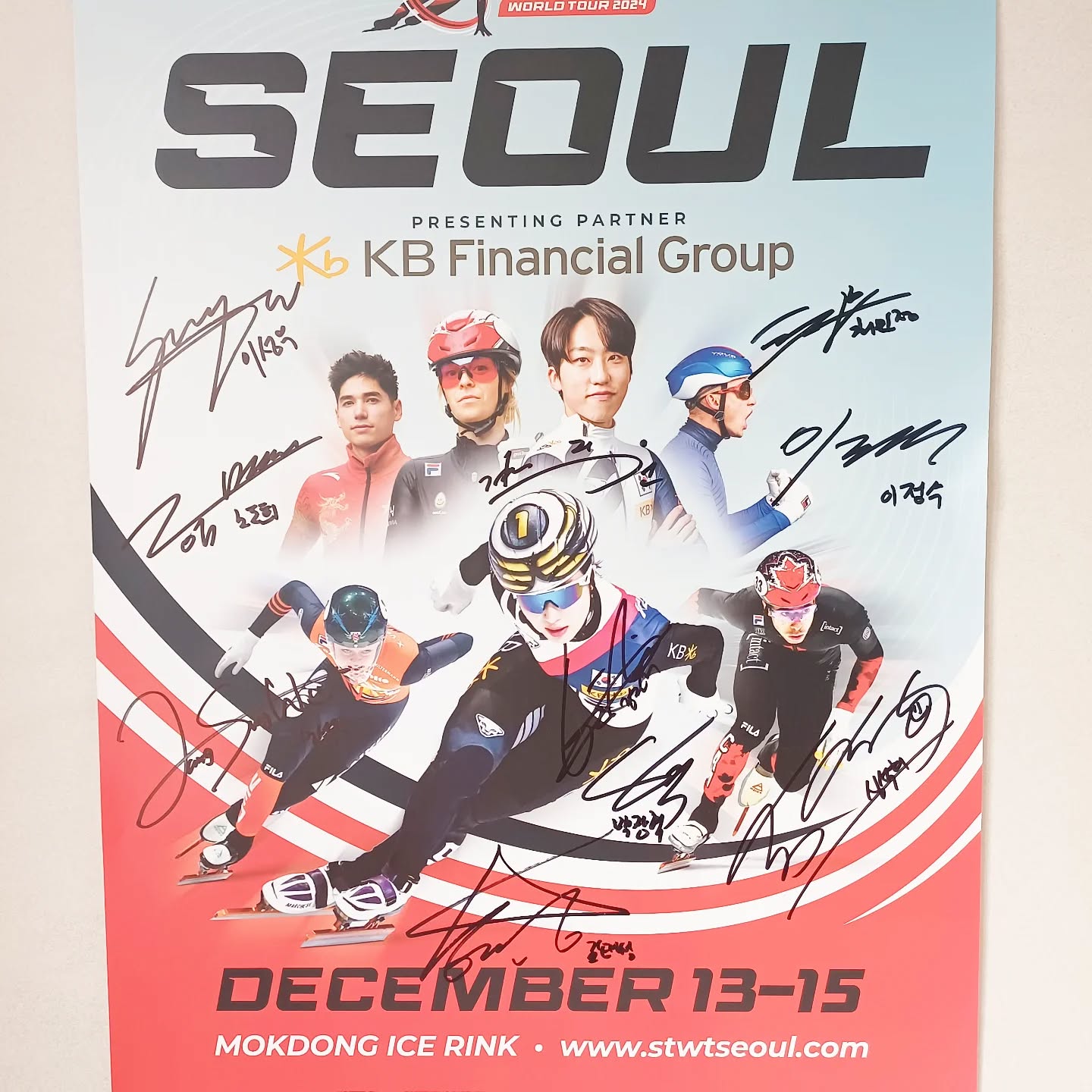 #팀코리아 #쇼트트랙월드컵 #대한민국쇼트트랙선수 #쇼트트랙국가대표팀 #곽윤기짱❤️ #꽉잡아윤기

온 가족 출동
쇼트트랙 월드컵 목동 경기장을 다녀 왔다
그리고 방문 후기를 남겼다
요건 꽉잡아윤기 카페에서 주신 선물
난 내 남편을 만나서 우리 세 아이를 선물 받고 
나날이 행복한 날을 걷고 있다 
때론 세 아이 육아가 버겁기도 하지만 쇼트트랙 보러 가면 우리집 세 딸 덕에 알아봐주시는 분들도 많고...
그래서인가...우리 딸들 덕분에 받은 선물 같다
늘 바쁘게만 살며 앞만 보고 달리다 나에게 행복을 주고 힐링을 주는 쇼트트랙
우리 대한민국 선수님들 화이팅
그리고 언제나 응원 합니닷
팀 코리아 화이팅