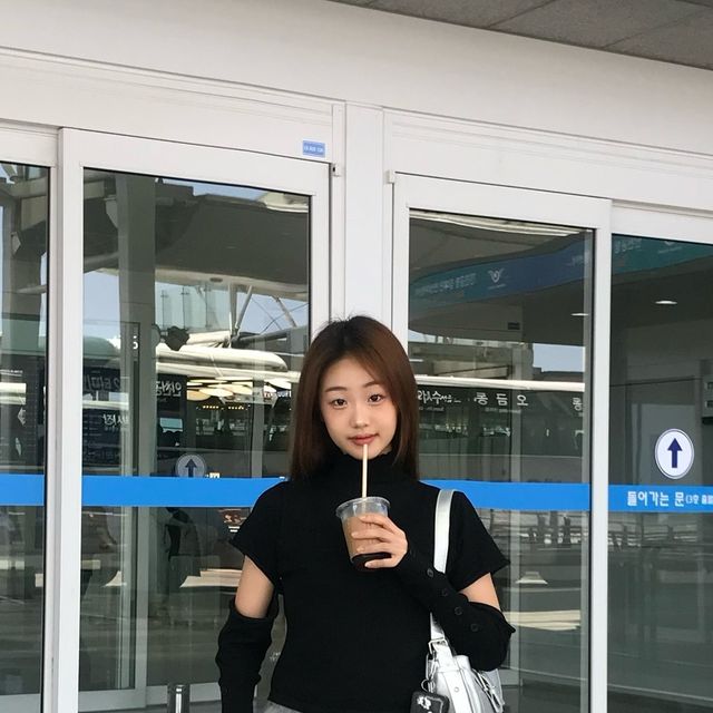 다경🐰ྀི on Instagram: "#광고 @1rony9orno_official 🩶 저번에 보여드렸던 집업베스트랑 세트에요! 둘이 같이 코디해도 이쁘고 팬츠만 입어도 너무 예쁜 세련된 그레이색상! 기장도 발목보다 조