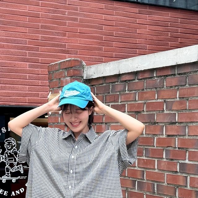 예진 on Instagram: "#광고 더워 덥지 덥군 🥵 오버핏 실루엣의 깅엄체크셔츠에오에오 여유롭고 자연스러운 핏이어서 시원하구 두께감이 얇아 가볍게 착용하기 좋아요 :) #스탠다드에러#