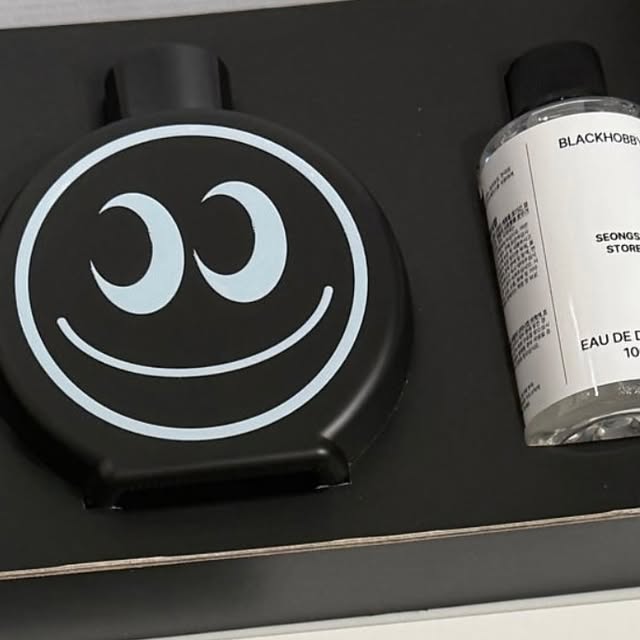 정블리 on Instagram: "#광고

블랙하비 
이모지 디퓨저 인테리어 소품 최고

이 디퓨저는 ALL SCENT ALL HERE라는 
슬로건처럼, 무려 500종의 
향기를 자랑하는 블랙하비의 시그니처 
아이템 중 하나랍니다
특히 고급스러운 향기를 찾는 분들께 
딱 맞는 제품이에요!

블랙하비, 향기의 모든 것
블랙하비는 모든 향기가 다 있다는 
모토로 유명한 곳이죠
성수동에 위치한 오프라인 스토어는 
이미 SNS에서 핫플 로 자리 잡았고, 
온라인 스마트스토어에서도 
다양한 향기 제품을 만나볼 수 있어요
특히 이모지 디퓨저 100ml는 
소용량이라 부담 없이 사용하기 좋고, 
공간에 따라 골라 쓰기 딱 좋은 사이즈에요 

함께 떠오르는 고급스러운 향기들이 많아서 
선택하는 재미 도 쏠쏠했답니다
저는 라운지에서 맡을 법한 호텔우드 
디퓨저 향을 골라봤어요. 
이 향은 상큼함과 고급스러움이 조화를 이루는, 
정말 매력적인 조합이에요!

사용 후기, 공간이 달라졌어요!
이모지 디퓨저를 사용한 지 일주일 정도 됐는데, 
정말 만족 스러워요
아침에 일어나면 방안이 호텔우드 향은 
우디 계 열의 깊은 향에 상큼한 노트가 더해져, 
마치 시그니처처럼 특별한 존재감을 뽐내더라고요

블랙하비 디퓨저, 누구에게 추천?
이모지 디퓨저 100ml는 
만두추천처럼 누구나 좋아할 만 한 아이템이에요
특히 냉동만두추천처럼 
간편하면서도 품질 좋은 제품을 선호하는 분들, 
그리고 바움디스트리 같은 세련된 브랜드를 
좋아하는 분들께 강력 추천드려요
성수 스토어에서 직접 향을 테스트해보고 싶다면, 
블랙하비의 500종 향기를 하나씩 맡아보는 것도 
색다른 경험이 될 거 에요!
저처럼 호텔우드 디퓨저 같은 
고급스러운 향을 선호 한다면, 
이 제품은 절대 후회 없을 거에요!

#블랙하비#이모지디퓨저#BLACKHOBBY#디퓨저선물#디퓨저답례품#디퓨저추천#집들이선물#집들이선물추천"