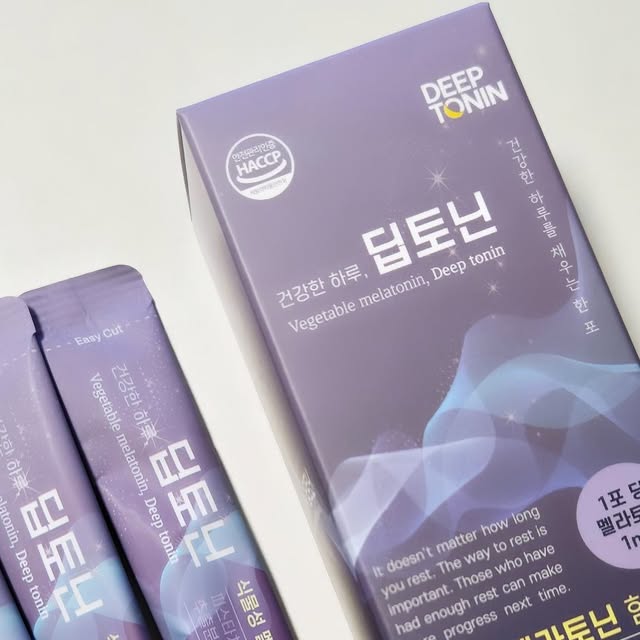 성해니 on Instagram: "#광고 딥토닌 식물성 멜라토닌🌙 

매일 밤을 뒤척이는 분들을 위해 집요하게 연구하여 만들어진 딥토닌✨️ 

물 없이도 빠르게 흡수되는 가루형 멜라토닌 제품이에요🎶 

100% 식물성 멜라토닌이라 걱정 없고 시너지 부원료로 더 편안한 밤이 될 수 있도록 도와준다고 해요😊 

한 포씩 분말 형태로 되어 있어 자기 직전에 먹기도 편하고 효과도 빠르더라구요👍 

교대 근무자로 생활리듬이 자주 바뀌시는 분
밤마다 뒤척이는 것 때문에 괴로운 분
잠들기가 어려워 피곤하신 분
편안한 밤과 개운한 아침을 맞이하고 싶은 분들께 추천드려요🎁 

#딥토닌 #식물성멜라토닌 #식물성멜라토닌효과"