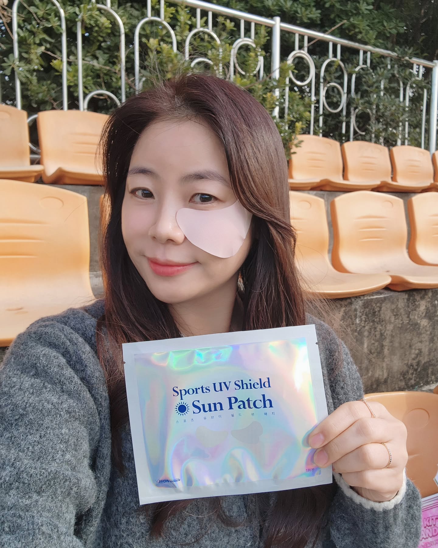 #협찬
✔️사람과 함께
✔️당신의 삶을 아름답고 건강하게
라는 마음을 담아 불필요한 성분을 배제하고 원료 본연의 에너지를 극대화하는 자신있는 원료를 사용하며 지속가능한 제품을 만들기 위해 방법을 찾고 연구하고 있는 메디솝!!

메디솝 스포츠 유브이 쉴드 썬 패치는
니비 모양 디자인과 티트리오일 성분 및 실리콘 패치를 사용한 디자인과 기능성을 겸비한 제품으로
뛰어난 방수력과 점착 효과를 가지고 있어
외부 활동 중에도 간편하게 피부를 보호하고 케어하는 역할을 동시에 한답니다

스토브리그 참가를 위해 제주도에서 전지훈련을 하고 있는 아들램 응원 차 매일 경기장에 가는데
제주의 따가운 햇살 아래에서도 메디솝 스포츠 유브이 쉴드 썬 패치 덕분에 내 피부는 매일 매일 맑음이예요

#메디솝 #원바이오젠 #썬패치 #자외선차단패치 #골프패치 #방수패치 #실리콘패치