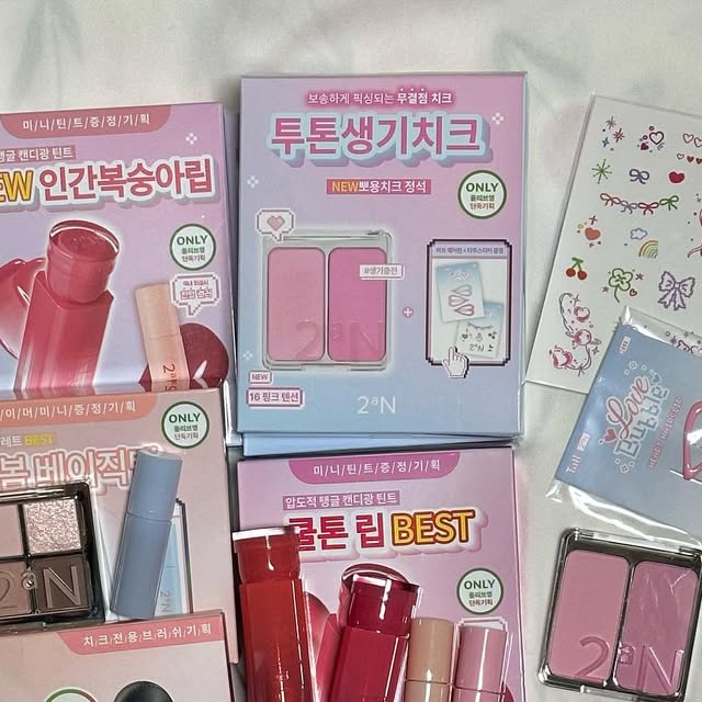 또다 on Instagram: "#광고#올영픽#올리브영추천템#올영필수템#러브버블컬렉션#롱웨어링파운데이션미니#컬러플레이듀얼라이너
#투에이엔 #2aN #투에이엔틴트 #투에이엔아이팔레트 #투에이엔블러셔

🩷투에이엔 러브 버블 컬렉션🩷
✔️글레이즈 바운싱 틴트
• 15호 피치버블
• 16호 슈가버블
•  4호 캔디츄

✔️배러 미 아이 팔레트
• 2호 드리밍

✔️ 듀얼 치크
• 16 핑크 텐션
• 17 버블 하트

🌸 봄기운 가득한 투에이엔 메이크업 🌸

안녕하세요! 이번에 투에이엔의 신제품 3종을 사용해보고 솔직한 후기를 가져왔어요. 저는 평소 봄 웜톤 메이크업을 즐겨서, 제 피부 톤에 맞춰 제품들을 선택해봤어요.

가장 먼저 사용한 제품은 배러 미 아이 팔레트 11호 드리밍이에요. 고밀도 파우더가 뭉침 없이 부드럽게 발리고, 쉬머는 투명하게 반짝이며 글리터는 맑고 다채롭게 빛나요. 이 팔레트 하나만으로도 완벽한 아이 메이크업을 완성할 수 있어서 정말 만족스러웠어요.

다음은 글레이즈 바운싱 틴트예요. 저는 봄 웜톤에 잘 어울리는 4호와 15호를 선택했고, 쿨톤인 친구에게 선물할 9호도 함께 구매했어요. 맑고 탱글한 광택이 정말 예쁘게 올라와서 입술이 볼륨감 있어 보여요.

마지막은 듀얼 치크예요. 저는 봄 웜톤 컬러인 17호를 구매했고, 쿨톤 친구를 위해 1호와 함께 17호를 추가로 구매했어요. 섞어서 사용해도 예쁘고, 단독으로 사용해도 자연스러운 생기가 돌아 얼굴에 화사함을 더해줘요.

그리고 이번에 기획 제품으로 탱글미닝립, 미니 프라이머, 귀여운 스티커, 그리고 하트핀까지 받게 되었어요. 정말 풍성한 구성이라서 기분이 좋았답니다!

제품에 대한 더 자세한 정보는 투에이엔 공식 계정에서 확인하세요.

지금 바로 올리브영에서 만나요 💗 ˖࣪｡･:*:･ﾟ★,｡･:*:･ﾟ☆

 #봄웜톤#봄웜톤메이크업 #데일리메이크업 #코덕스타그램 #웜톤추천"