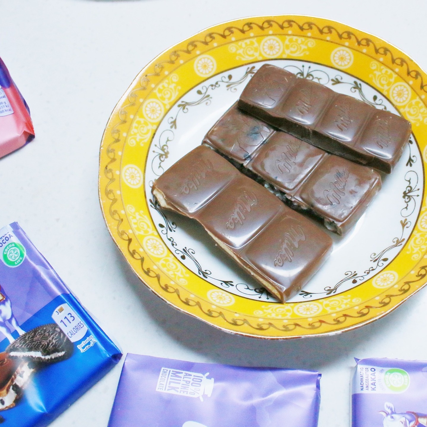 🍫 밀카 초콜릿 5종 세트 후기 🍫
⠀
📦 언박싱부터 설렘 가득
밀카 특유의 보라색 포장지를 보는 순간부터 설레기 시작했어요.
포장이 꼼꼼하게 되어 있어 초콜릿이 완벽한 상태로 도착했답니다.
알록달록한 초콜릿 5종이 한눈에 펼쳐지는 순간,
온 가족 간식 타임이 시작됐어요!
⠀
📌 각 맛별 솔직 후기
⠀1️⃣ 알프스밀크
밀카 초콜릿의 기본 중 기본!
알프스 청정 지역의 우유로 만들어져
입안에서 부드럽게 녹아내리는 달콤함은 누구도 따라올 수 없었어요.
우유 한 잔과 함께하면 간식의 완벽한 마무리✨
⠀
2️⃣ 오레오
바삭한 오레오 쿠키와 초콜릿의 조합은 역시 최고였어요.
씹을 때 느껴지는 쿠키의 식감과 달콤한 초콜릿의 조화가
입안에서 놀라운 하모니를 만들어냈답니다.
개인적으로 가장 마음에 들었던 맛이에요!
⠀
3️⃣ 버블리
초콜릿 속 공기층이 몽글몽글~
한 입 베어 물 때 느껴지는 독특한 식감이 매력적이었어요.
초콜릿 본연의 풍미를 더 극대화해주는 맛!
⠀
4️⃣ 스트로베리 요거트
상큼한 딸기와 새콤달콤한 요거트의 완벽한 조화🍓
아이들에게 인기 만점이었던 맛으로,
달콤함 속에서도 상큼함이 살아있었어요.
⠀
5️⃣ 요거트
기본 초콜릿 사이로 요거트 필링이 쏙쏙~
새콤한 맛이 입안을 기분 좋게 만들어줬어요.
특히 기분 전환이 필요한 날에 추천하고 싶은 맛!
⠀
📌 온 가족이 함께 즐기는 간식
밀카 초콜릿은 온 가족이 함께 즐기기에 딱이에요!
아이들은 스트로베리 요거트와 오레오 맛을 좋아했고,
저는 알프스밀크와 버블리를 더 자주 찾았답니다.
⠀
다양한 맛 덕분에 하루 만에 5가지 맛을 모두 경험했지만,
전혀 질리지 않았고, 오히려 다음번엔 또 먹고 싶어졌어요.
⠀
📌 밀카 초콜릿을 추천하는 이유
✔️ 다양한 맛의 조화로 입맛에 따라 선택 가능
✔️ 부드럽고 달콤한 식감으로 누구나 즐길 수 있음
✔️ 깔끔한 포장으로 선물용으로도 딱!
⠀
온 가족이 함께 즐기고 싶은 간식,
지금 바로 밀카 초콜릿으로 달콤한 시간을 만들어보세요!
⠀

#밀카 #밀카초콜릿 #밀카초콜렛
#간식추천 #초콜릿후기 #오레오초콜릿 #스트로베리요거트초콜릿 #초콜릿선물