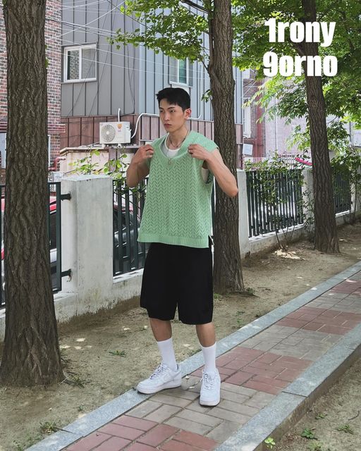 구헤르너(민성) on Instagram: "#광고 인생 니트 베스트를 찾은 듯 합니다 🌿🍃

화사한 봄과 뜨거운 여름 사이 🌷☀️
라이트한 컬러감으로 무드 잡기 좋은 니트 베스트

@1rony9orno_official ➿ 86-IRO314 [워셔블] 펀칭 브이넥 니트 베스트

#아이러니포르노 #아이러니포르노화이트라인 #니트베스트 #니트 #베스트 #KNIT #VEST #워셔블 #피팅모델 #쇼핑몰모델"