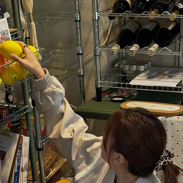 Youasi 유아시 on Instagram: "날씨 좋은 날 브런치 먹으면 기분이가 좋아짐☀️

🏷️info
top: #광고 #협찬 @vivabrown_official 
( 첫 바시티 자켓인데 이렇게 이쁘기 있기 없기~)

shoes: #협찬 @murango_official
(화이트에 소가죽 조합이라 더 골져스한 느낌이에요🗣️)

#머랭고 #murango #슈즈스타그램 #부츠코디 #앵클부츠코디 #비바브라운 #VIVABROWN #자켓#상의 #fashion #ootd #vintage #자켓추천 #간절기아우터 #데일리룩 #jacket #outer #레더 #레더자켓 #Leather #숏자켓 #바시티"