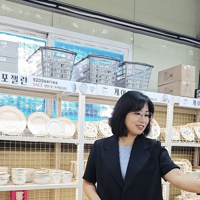 유나마망 on Instagram: "#광고 

그릇 바꿔야할 때가 되어서 
수입그릇매장 일산모드니 매장에 방문했어요. 

전시장 같은 공간이라서 언제든 편하게 방문해서 다양한 브랜드 제품들 중에서 고를 수 있는지라 시간 가는 줄 모르겠더라고요.

국민템으로 불리는 제품들부터 , 명품 브랜드 제품까지 
선택의 폭이 넓고, 가격도 괜찮아서 만족스러웠답니다. 

포트메리온, 에르메스, 웨지우드 등의 브랜드 그릇들 부터 조리도구들까지 주방 용품의 모든 것을 합리적인 가격으로 
만나보실 수 있어요!

직접 만지고 고를수있는 체험형 쇼핑 장소 
일산점은 300평 규모에 주차장 공간도 넓답니다.

모드니 일산점의 공식온라인블로그, 인스타그램에서
신상소식, 이벤트 확인해보세요
https://blog.naver.com/modnyilsan
https://www.instagram.com/ilsan_modny_md

#일산명소#일산가볼만한곳#일산유명한곳#일산데이트장소#신호부부그릇#빌레로이앤보흐#스타우브#스타우브꼬꼬때#amt#amt양수웍#미스티파이#네바커트러리#사브르젓가락#사브르#찜기#엔드그레인도마#도마#식기#그릇#유리잔#에르메스그릇#야채탈수기#네오플램#대니쉬냄비#냄비#후라이팬#알텐바흐#알텐바흐냄비"