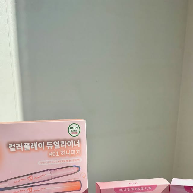 송이 on Instagram: "#광고 @2an_official 

8월 올영픽 추천템 투에이엔 러브버블 컬렉션

ᰔ롱 웨어링 파운데이션 미니ᰔ
•20호 복숭아 (올리브영 단독)
투명하고 맑은 베이비 복숭아톤 베이스
20호~21호쿨톤 추천

SPF30 / PA++
[미백•주름개선•자외선차단3중기능성화장품]

ᰔ투에이엔 듀얼치크ᰔ
•16호 핑크텐션
생기 톡톡 아이시한 퓨어 아이돌 핑크
여름브라이트•라이트, 겨울클리어 추천
•17호 버블하트
통통 튀는 뽀용 아이돌 팝 핑크
봄브라이트, 여름브라이트 추천

[증정] 하트헤어핀+타투스티커 증정

ᰔ투에이엔 베러미 아이팔레트ᰔ
•16호 버블캔디
#슈가핑크 #달달뽀용
봄라이트, 여름라이트 추천
[증정] 컬러링아이프라이머미니 02바닐라핑크

ᰔ투에이엔 컬러 플레이 듀얼라이너ᰔ
•01허니피치
따스한 꿀먹은피치와 소프트브라운 음영
[증정] 베러미싱글섀도우 02피치메이트
•04로지캔디
부드러운 로즈빛핑크와 은은한 코랄브라운 음영
[증정] 베러미싱글섀도우 01플라워샤워

3mm 슬림 음영 라이너로 트임과
5mm 펄 라이너로 통통한 애굣살 연출

ᰔ 투에이엔 글레이즈 바운싱 틴트 ᰔ
•5호 버블리
#뉴트럴라이트 #생기핑크
봄라이트, 여름라이트 추천
[증정] 글레이즈바운싱틴트미니 11피치에이드

•9호 캔디츄
#쿨브라이트 #프레쉬체리
여름브라이트, 겨울클리어 추천
[증정] 글레이즈바운싱틴트미니 03레이지증정

#올영픽#올리브영추천템#올영필수템#러브버블컬렉션#롱웨어링파운데이션미니#컬러플레이듀얼라이너"