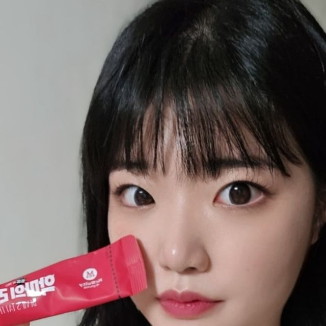 숨 on Instagram: "#광고

겨울이라 그런지 요즘 침대에사 일어나기도 힘들고, 피로가 잘 안풀리는 것 같아요🥱

그래서 평소보다 커피도 자주 마시게 되는데요

카페인이 몸에 좋다고는 할 수는 없지만, 저는 이제 없어서는 안될 몸이 되버린 것 같아요🤣

오늘 소개해드릴 맥널티 '악마의 라떼'는 '과라나'라는 천연유래 성분으로 만들어졌는데요☕️

카페인이 몸에 천천히 흡수되는 원료이기 때문에 몸에 부담이 덜하면서,

고카페인이라 평소 커피 1L 넘게 드시는 분들께 추천드리고 싶을 정도로, 한 잔으로도 충분한 커피스틱이에요!

신기하게도 일반적인 커피에서는 찾아보기 힘든 비타민B와 단백질도 들어있어, 부족한 영양소를 섭취하기에도 안성맞춤이랍니다 ㅎㅎ

🤚 그런데 또 라떼는 다이어트하시는 분들께 예민한 음료잖아요~

요즘처럼 추운 날씨에는 따뜻한 라떼가 땡기기 마련인데, 악마의 라떼는 스테비아로 당부담도 없다는 사실!

제가 단 걸 잘 못먹는데도 많이 달지도 않고, 고소하니 맛있더라고요🤭

또, 고카페인이라 속이 쓰리면 어떡하지?란 걱정도 있었는데 천연유래 성분에다 천천히 흡수가 되어서 그런지 위에 부담도 없었답니다 ㅎㅎ

사무실에 놔두고 하나씩 빼서 먹기 좋으니, 구매하실 분들은 아래 성분도 참고해주세요🩵

카페인 99mg / 당 제로 스테비아 / 단백질 1.28mg / 타우린 1,000mg / 비타민B1 2mg

.
.
#맥널티 #악마의라떼 #고카페인 #고카페인커피 #고카페인음료 #타우린 #천연카페인 #피곤할때 #집중력향상 #맥널티커피 #한국맥널티 #커피스타그램"