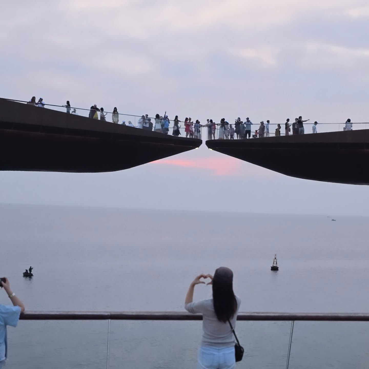 Kiss bridge💋

뿌꾸옥 남부 꼭 가야할 노을, 썬셋명소
하늘과바다가 타는듯한 썬셋이 장관이었다능
뿌꾸옥 가면
노을시간맞춰 꼭 가보세요~ 키스브릿지
8시반쯤에는 불꽃쇼가 ~인생불꽃쇼를 볼수 있어요
3박5일이 짧다ㅠ

#키스브리지
#뿌꾸옥
#뿌꾸옥여행  #지금이 가장좋을때
#여행스타그램
#여행은즐거워
#베트남노을
#붉은노을 #멋지다