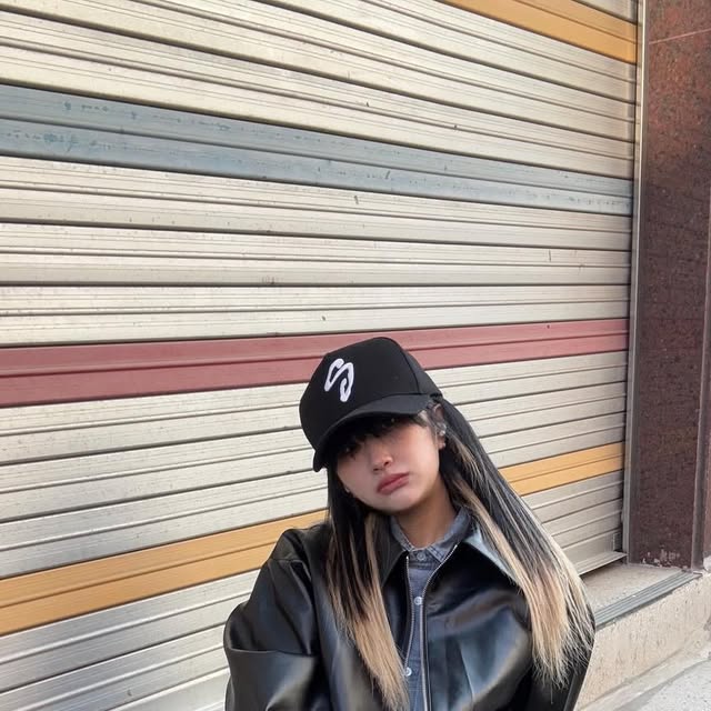 세니 on Instagram: "#협찬 모자에 손이 붙었다고 생각하신다면 정답일껄요..?🤭 레더자켓 진짜 넘나 힙해..미쳐요... #광고#아이러니포르노#아이러니포르노화이트라인#IRONYPORNOWHITELINE#남여공용