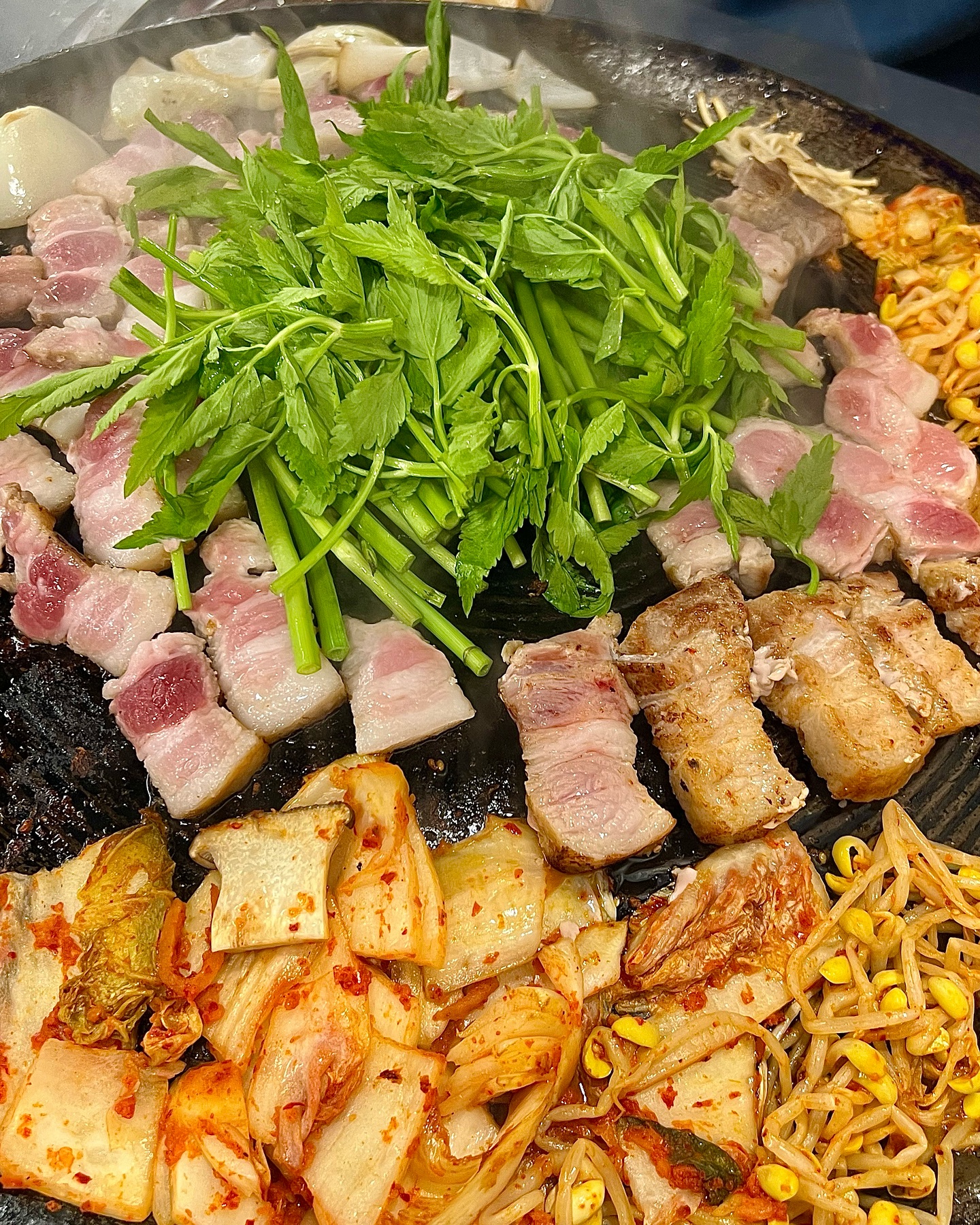 맛있는 삼겹살 땡길 때 동두천솥뚜껑삼겹살 파주금촌점

-
600g 3만원에 질 좋은 삼겹살이 나오는 곳 
김치와 미나리까지 완벽한 구성...✨💓
사장님이 친절하시고 구워주는 금촌맛집 
프랜차이즈라 별로일줄 알았던 나의 고정관념 
깨버린 맛있는 삼겹살 😉👍

-
#금촌맛집 #파주맛집 #동두천솥뚜껑삼겹살