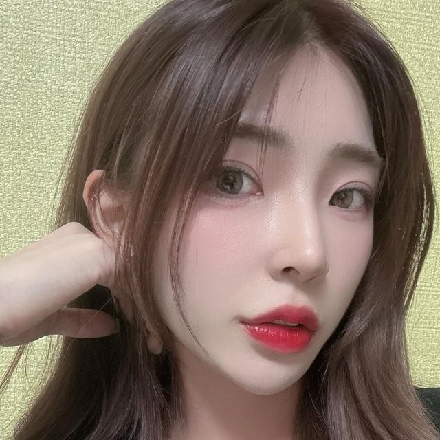 민지ღ on Instagram: "#광고
미쵸따너무이뿌다
눈 수술한 후로 렌즈는 특별한 날 위주로 끼는데
@i_dollens 아이돌렌즈는 진쨔 낀거랑 안낀거랑 차이가 넘 크게 예뻐져서 자꾸 손이 가는 렌즈에요
#유로링그레이 #유로링베이지 두 컬러로 
메이크업이나 그 날 오오티디에 따라 컬러를 선택해서 착용해주면 너무 좋슴니다.. 💕
직경이 너무 크지 않으면서 눈동자를 또렷하게 만들어주는 아이돌 #유로링 렌즈 🤍
색감이 진~짜 여리여리해서 이목구비가 또렷한 저한테 약간의 청순미와 가련함을 추가해주는 베이지,
살짝 시크하면서 무드있게 만들어주는 그레이 둘 다 너무 너무 마음에 들었어요!
참고로 저는 원데이 렌즈만 착용하는데 요 이쁜~ 유로링렌즈도 원데이가 있다는거! 6,12개월 렌즈도 있습니다 +_+
특히 저는 그레이가....🙊😍

#아이돌렌즈 #아이돌 #렌즈 #뷰티 #쿨톤메이크업 #데일리메이크업 #데이트메이크업 #웜톤메이크업 #렌즈추천 #원데이렌즈 #그레이렌즈 #베이지렌즈 #브라운렌즈"