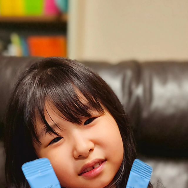 주주파파😘 on Instagram: "#광고 @sanga_pharm

아이들 장건강 항상 미리 챙겨줘야죠~ 
우리 아이 유산균 맛있게 즐길수 있는 상아톡톡으로 해결했어요!

아이들 장 건강이 걱정될 때, 이번에 선택한 건 바로 상아제약 상아톡톡 유산균이에요! 
요즘 아이가 배변 습관이 들쑥날쑥해서 더 신경 쓰였는데, 믿고 먹일 수 있는 유산균이 필요했거든요. 😊

💊 17종 혼합 유산균 2000억 CFU가 듬뿍 담긴 건 물론, 0.3%의 엄선된 부원료까지 더해져 건강까지 꽉 채웠답니다. 
또 스틱형 포장이라 휴대도 간편하고, 아이가 스스로 찢어 먹기에도 너무 좋아요! 👌✨

맛은 3가지로 구성되어 있어요!
🍓 딸기맛: 달콤하고 부드러워서 아이가 제일 좋아했던 맛!
🍇 포도맛: 향긋하고 진한 맛이라 가끔 기분 내며 먹어요.
🍋 레몬맛: 상큼한데 살짝 새콤한 맛이 색다르답니다.

우리 아이의 선호도 순위를 정리하자면:
1️⃣ 딸기맛 🍓
2️⃣ 포도맛 🍇
3️⃣ 레몬맛 🍋

그리고 가장 중요한 부분은 HACCP 인증을 받은 안전한 제조 과정이에요! 👍 
덕분에 엄마 마음도 안심되고, 매일 챙겨주기 부담 없답니다.

🌟 추천 대상 🌟
장 건강을 고민하는 부모님, 아이가 간편하게 섭취하길 바라는 분들, 또는 아이 입맛까지 만족시키고 싶은 분들께 강력 추천해요! 상아톡톡으로 우리 아이 건강, 맛있게 챙겨보세요. 🩷
.
.
.
.
#상아제약#상아톡톡유산균#어린이유산균#키즈유산균#어린이프로바이오틱스#키즈프로바이오틱스"