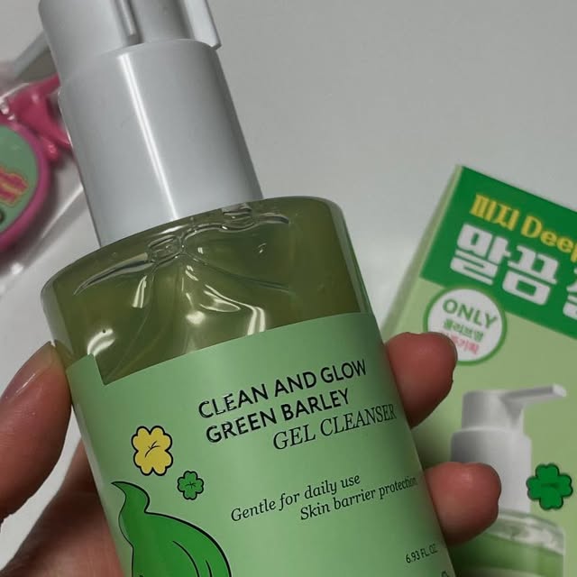 찌니얌 on Instagram: "#협찬

촉촉한 젤리로 요철 싹 날려! 
촉촉하면서도 탱글탱글한 젤리 제형이 거품이 뽕글
뽕글하게 잘나면서 세안후 당김없이 촉촉함이 많이
남더라구요! 특히나 요철부근을 몽글몽글 문지르면서
사용하다보면 어느샌가 사라져버리는 요철들,,, 
매끄러운 피부결과 깨끗한 모공관리 #비건이펙트
로 피지. 모공케어 시작하쟈묘~

저자극이라 부담없이 사용하기 좋고
거품이 잘나서 부비는 맛이가 죻음
2중세안으로 박박부비는분들 
강한세정력을 원하시는 분들이라면 강력추천!

#광고#요철모공#피지케어#비건이펙트#젤클렌저"