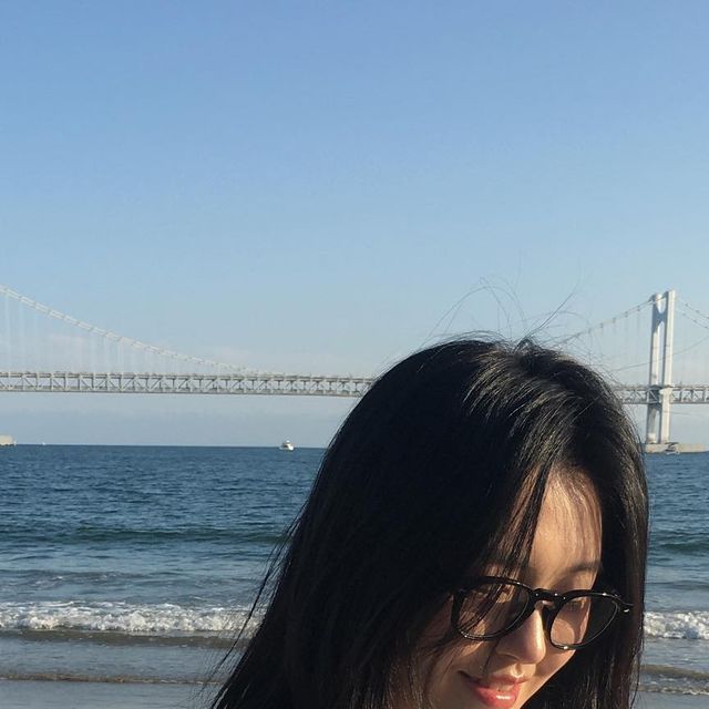 빈이🎀 on Instagram: "#광고 트랜디한 아이웨어 브랜드 @momentus_eyewear 

이 안경은 코디에 포인트 주고 싶을 때 좋은 아이웨어입니다!
껴보니 일단 착용감이 좋았어요 🕶 그리고 옷을 심심하게 입었을 때 착용하니 허전함을 채워줬어요 ! 

제가 진짜 놀란 점은 케이스가 너어무 고급짐.. 환장🙈
지금 자사몰에서 신상 10% 할인중이니 다들 많관부 ✨

#광고 #뿔테 #뿔테코디 #안경코디 #뿔테안경 #가벼운안경 #모먼트어스 #momentus #안경브랜드"