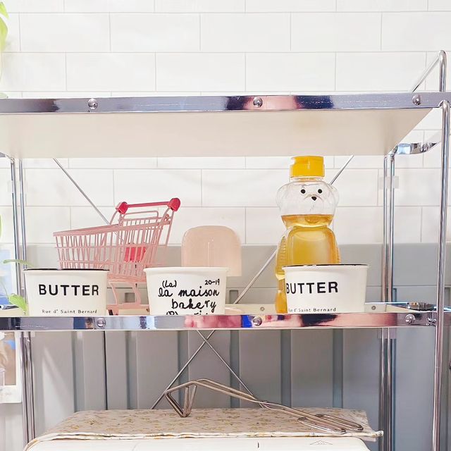 쇼퍼홀릭 on Instagram: "#광고#전자렌지대#렌지다이
발뮤다 위가 항상 뭔가 렌지정리대
사고 싶은데 이쁜 수납용품이 없고
또.....한번 망한일인이라 고민고민!
따란==333
이번에 만나본 그래피니스의.제품은
미드센추리 느낌 가득이라 넘나 맘에 들어요
인테리어와 수납을 한번에 해결!
크림컬러 트레이 분리형이라 다양하게
이용이 가능한데 1단은 분리해서
침대브런치용으로 쓰면 넘나 좋을 것 같아요
.
.
#렌지대수납장#밥솥선반#전자렌지선반#전자렌지수납장#트레이분리형#전자레인지수납장#전자렌지다이#전자레인지장#주방정리용품#주방정리대#홈카페수납장"