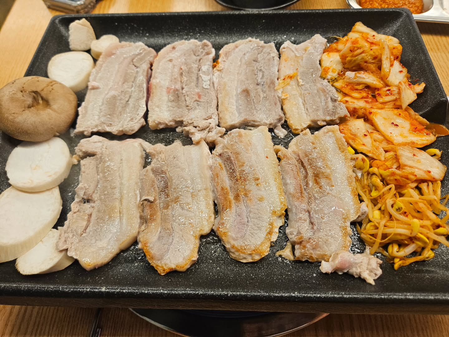 [고기무한리필]  대한제국 남창점

울주군 남창점에 고기무한리필이 있다고!!!?

무한리필이라고 맛가 퀄리티가 떨어져? NONO!!!!!!
샐러드바도 , 고기 질도 장난 아닌 대한제국 남창점으로 고고!

내부도 넓어 가족 외식, 모임, 회식 장소로도 똬악!!!

거기다 샐러드바 뿐만 아니라 라면까지 무제한
신상 파인애플 샤베트는 얼마나 맛있구~~~
상콤 달달구리 후식으로 먹기에도 가격대비 괜찮고

한마디로 요약하자면

✔️ 가성비 갑
✔️ 다양한 고기 종류
✔️ 고기, 샐러드, 라면 무한제공
✔️ 홀이 넓어 모임 장소로 굿
✔️ 소주, 맥주 2900원!!!

이정도면 여기 안올 이유가 없잖아?

고기가 땡긴다, 술이 마시고싶다하면 남창점 대한제국을 추천해!

▪️주소 : 울산 울주군 온양읍 대안1길 18 1층
▪️영업시간 : 평일 16시 ~ 23시 / 주말 12시 ~ 23시
 (매달 1, 3번째 월요일 정기 휴무)
▪️전화번호 : 052-237-7778

#울주군맛집 #울주군남창 #남창점고기 #고기무한리필 #대한제국 #울주군대한제국 #남창점대한제국 #남창점고기맛집 #대한제국고기무한리필 #울주군고기무한리필