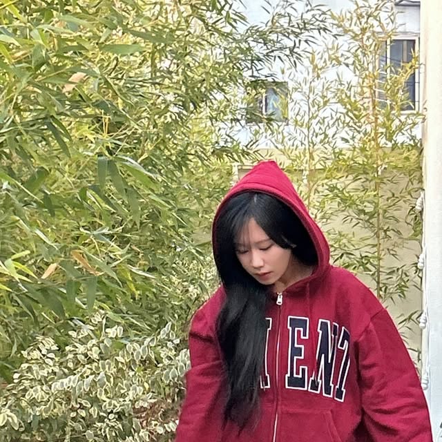 명희 on Instagram: "레드에 빠져버린 나예요🍒🎈♥️ 예쁜 카페 가서 독서하고 수다 떠는 소확행✨ . . . #광고 #협찬 #슬로우레코드하우스 #slowrecordhouse #후드집업추천 #후드집업 #기모
