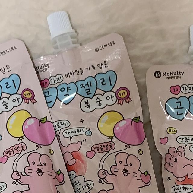 제령 on Instagram: "#협찬 @mcnulty_official
김토끼와 맥널티의 콜라보 곤약젤리 ෆ 
곤약젤리 캐릭터가 이렇게 귀여워도 되는건가?!
10가지 비타민의 하루 권장량 100%를 단 한포로 충족!
8칼로리지만 포만감이 정말 가득해요!!
무엇보다 달달한 복숭아 맛이라구우 ෆ 
그치만 걱정 없는 제로슈가!!
파우치 형태라 언제 어디서든 간편하게 먹을 수 있어서 참 좋아요 ◡̈ 

HACCP인증 공장에서 제조했답니다!!

#맥널티 #맥널티커피 #카페맥널티 #김토끼 #곤약젤리 #다이어트젤리 #다이어트 #복숭아젤리 #비타민 #건강한간식"
