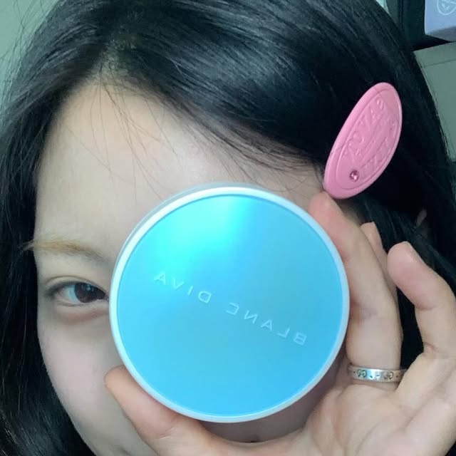 ᴴᵞᵉ on Instagram: "#광고#블랑디바#BLANCDIVA#여름쿠션

워터벨벳쿠션 이름답게 바를 땐 촉촉 마무리는 세미매트재질! 여름에 사용하기 좋은 쿠션이에요
커버력도 나쁘지 않고 얇게 펴발라져서 
블랑디바쿠션 데일리로 딱이다 ♡ᩚ 

#커버쿠션#커버력좋은쿠션#세미매트쿠션#워터벨벳쿠션"