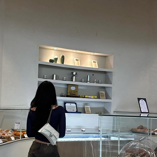 Maina  |  Pilates & Mood on Instagram: "무심한 듯 시크하게

빈티지한 워싱감
루즈하게 떨어지는 벌룬핏
그리고 내가 좋아하는 밸런스

요즘 자꾸 손이 가는 바지
핏이 편안하니까 움직임도 가볍고
워싱 컬러감이 생각보다 꽤 괜찮다 

pants: [ #협찬 ] @standarderror_official 
87-STAN047 벌룬핏 워싱 와이드 데님
Color: 빈티지 블랙 / Size: S"