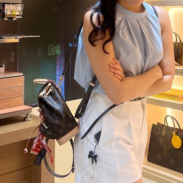 reum on Instagram: "#ad 도산 가면 F 되는 나~~~🤍💜💚💙 밋밋한 화이트 팬츠에 #right_here 슬림벨트로 포인튜✨✨✨ 하루종일 신난 날🎀 #광고#광고#롸잇히어#RIGHTHERE#소가죽슬림벨트#ootd#dailylook#
