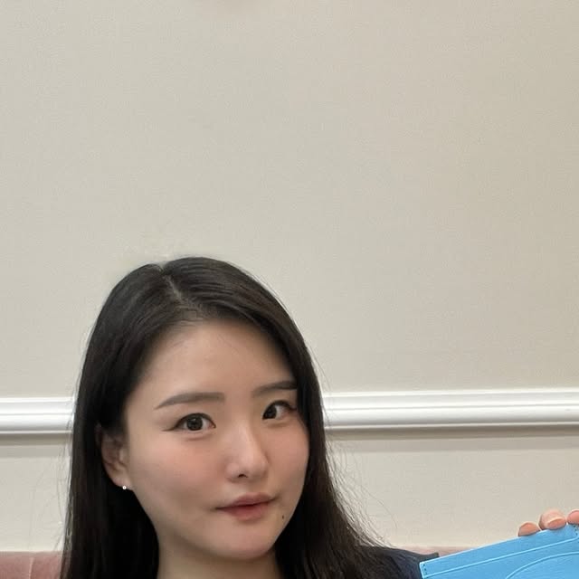 송이 on Instagram: "#광고 @tirrlirr_official

✨ 누군가의 탄생을 기념하는 반짝임,
그리고 매일 손끝에 닿는 일상의 특별함 ✨

티르리르가 카카오 선물하기 단독으로 선보이는
소가죽 지갑 탄생석 참을 소개합니다. 💎

탄생석은 단순한 보석이 아니라,
‘나를 지켜주는 행운’이자
‘나만의 시그니처 무드’라는 의미를 담고 있어요.
여기다 티르리르만의 부드럽고 여성스러운 무드를
지갑이라는 실용적인 오브제에 더했습니다.

🎁 선물할 땐 센스 있게, 사용할 땐 존재감 있게!
소중한 사람에게 행운을 전하고 싶은 마음,
혹은 나 자신에게 주는 작고 세련된 선물로 완벽한 아이템.

💼 오래도록 새것처럼!
특수 코팅된 천연 소가죽이 이중으로 마감되어
습기나 생활 스크래치에도 쉽게 손상되지 않아요.
처음엔 살짝 단단하지만,
사용할수록 자연스럽게 부드러워 진답니다.

하루의 시작과 끝, 손끝에서 느껴지는 작은 
티르리르만의 섬세한 감성으로 당신의 매일을 장식하세요 ✨

#티르리르 #지갑선물 #탄생석 #KAKAO #카카오선물하기 #카드지갑 #선물추천"