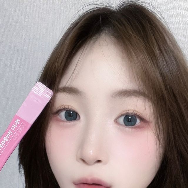 🫧ᴴᵞᴱᴵᴺˢᵀᴬᴳᴿᴬᴹ on Instagram: "원래도 콜라겐 사랑하눈 난 
떼놓지 못하는데 이 연어 콜라겐 만나고는 매일 같이 먹는즁🤍콜라겐이 1,000mg들어이꾸 
1포투입함량기준으루 저분자 콜라겐 500Da 이하
100% 캐나다산 단일 어종 연어 콜라겐이라고 하네요🤍
특유의 쓴맛이나 비린맛이 없는 상큼한 레몬맛이라
부담 없이 먹는중,, 한포만 먹어도 되지만
맛있어서 두포나 머금😅
꼼꼼한 부원료로
글루타치온,비타민c,알로에,히알루론산,비타민b,자일리톨까지 함유 되어 있다하네요!
콜라겐 유목민들 꼭 드셔 보시길,,🎀"