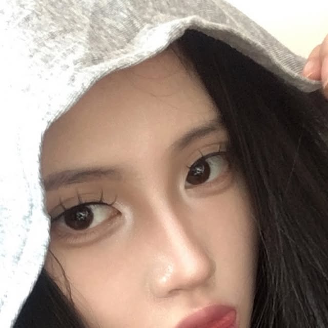 박가현 Gahyeon on Instagram: "#광고 노노어의 퓨어 글램 립플럼퍼입니다🫶 무신사에서 만나보실 수 있어요! 저는 1호와 2호를 섞어 사용했어요 립 플럼퍼다 보니 확실히 화한 느낌이 들면서 입술에 광택이 돌고 통통해져요 >.< 

#노노어 #nonoer #노노어무신사"